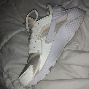 Nike huaraches white